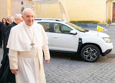 داستر جدید پاپ به وی اهدا شد